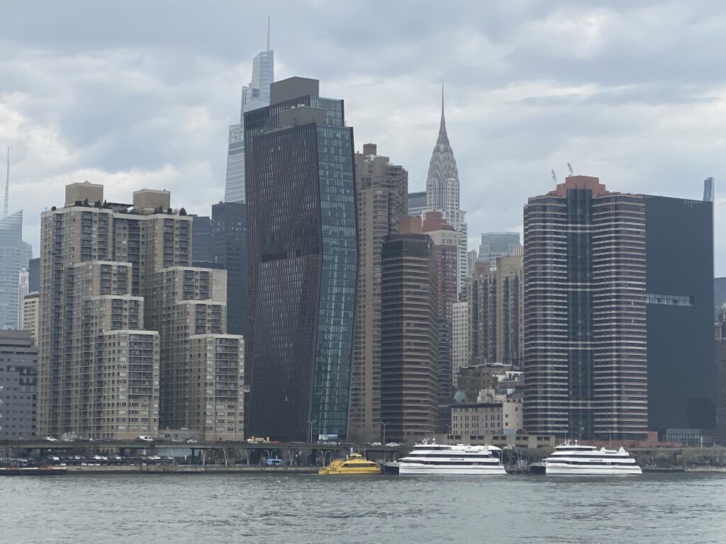 Fähre East River Manhattan Skyline New York City Copper Building Chrysler Building