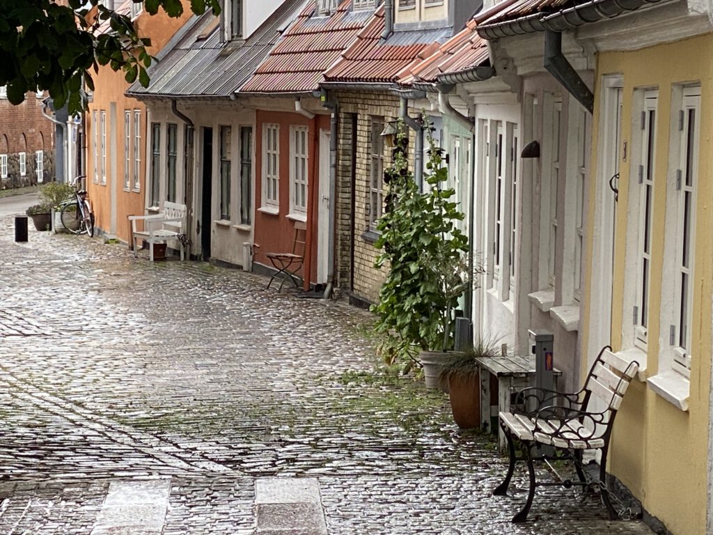 kleine alte bunte Häuser in Kopfsteinpflaster Gasse in Altstadt Ålborg