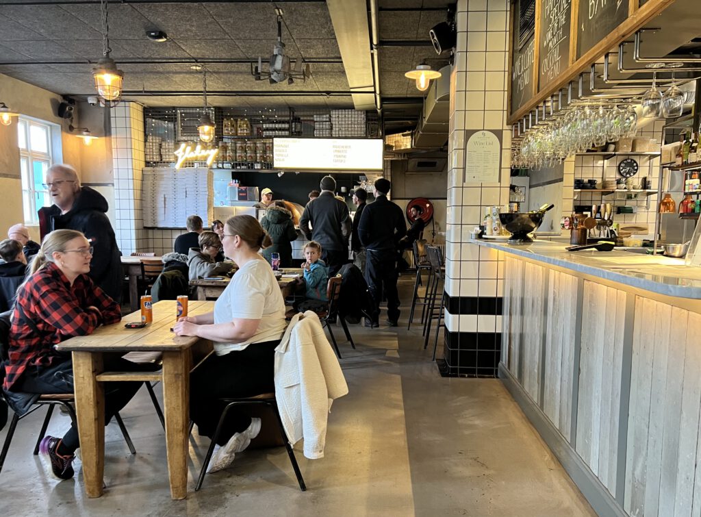Tische in der The Old Dairy Food Hall