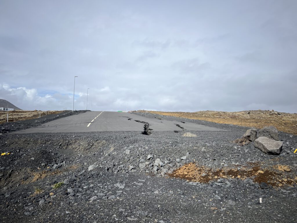 Risse in einer Straße in Grindavik