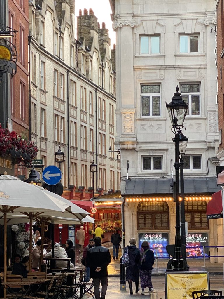 Schmale Strasse in der Nähe von Covent Garden, London