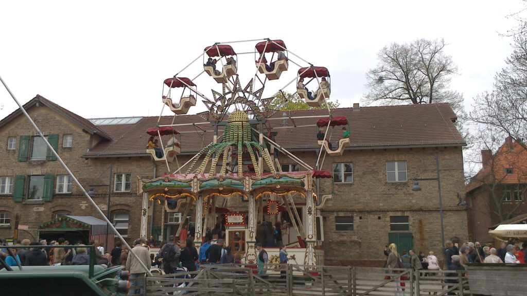 Fest in der Domäne Dahlem mit Riesenrad für Kinder
