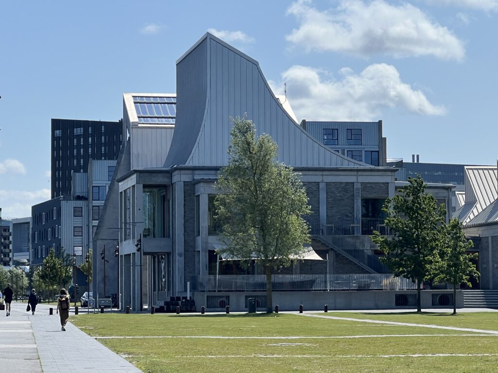 Utzon Center mit Rasen