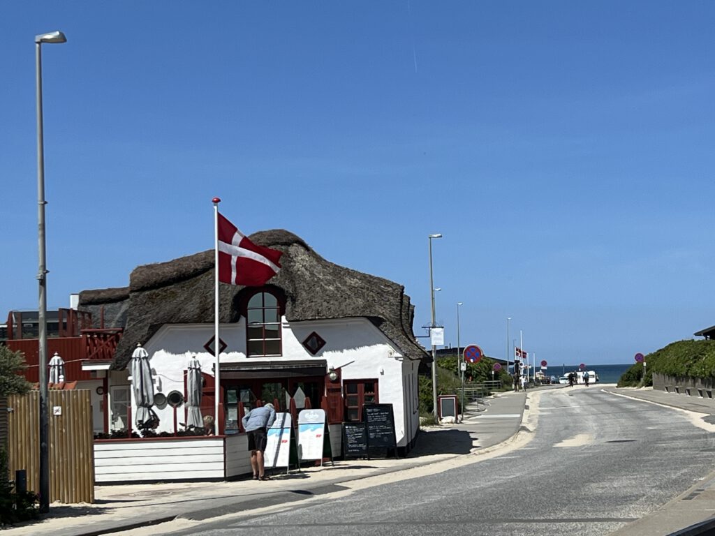 Strandeten in Blokhus mit blauem Himmel