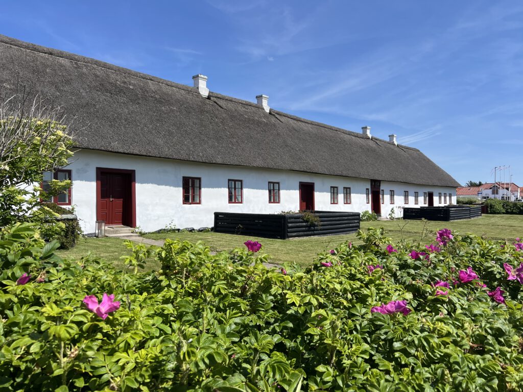 historische Reetdachhäuser im Ortskern von Blokhus
