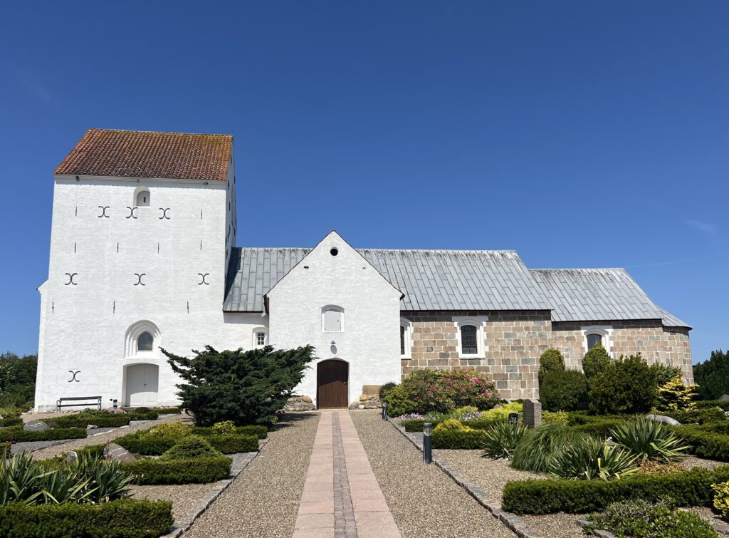 Hune Kirche mit blauem Himmel