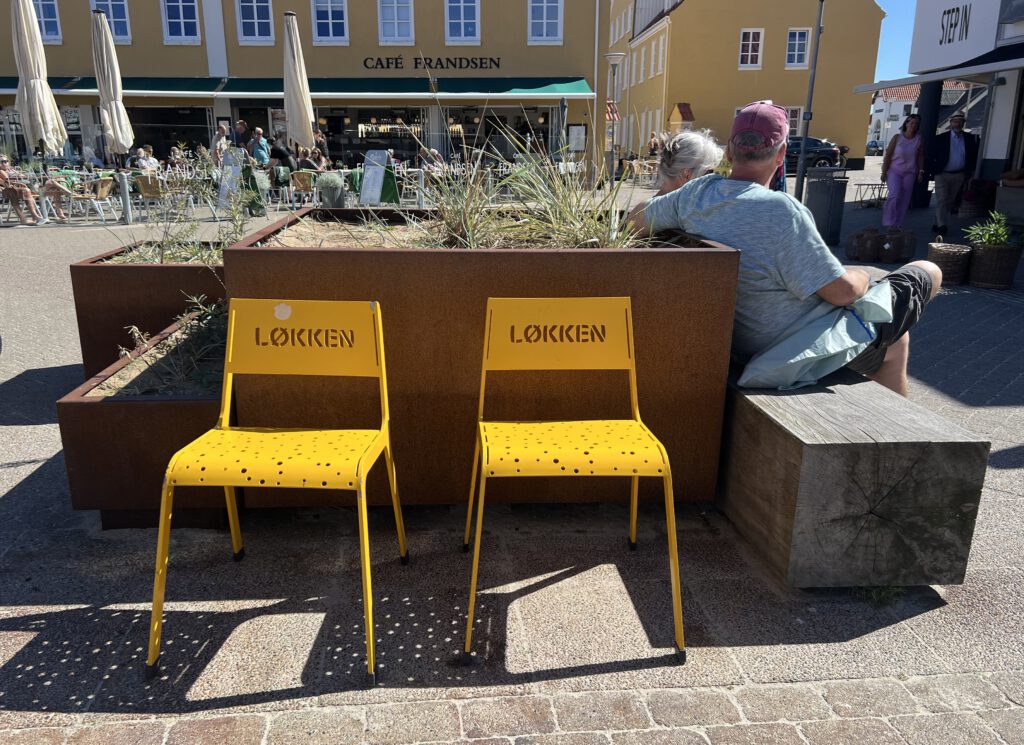 Stühle vorm Café Frandsen