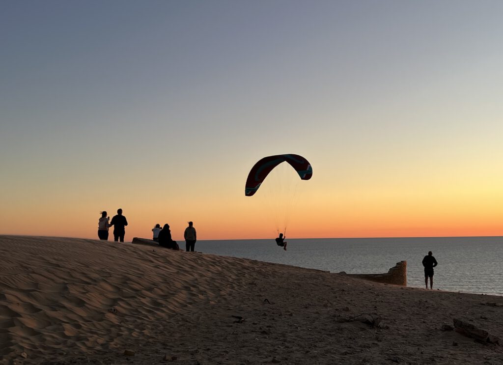 Rubjerg Knude mit Gleitschirmflieger zum Sonnenuntergang