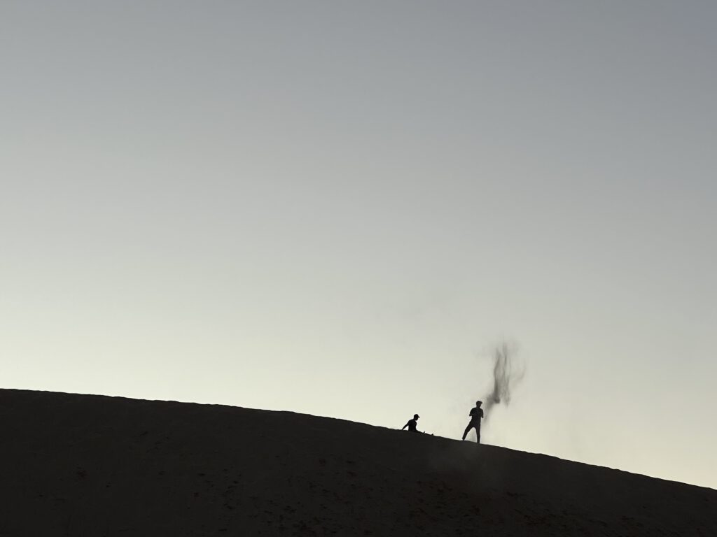 Kinder werfen Sand in Rubjerg Knude