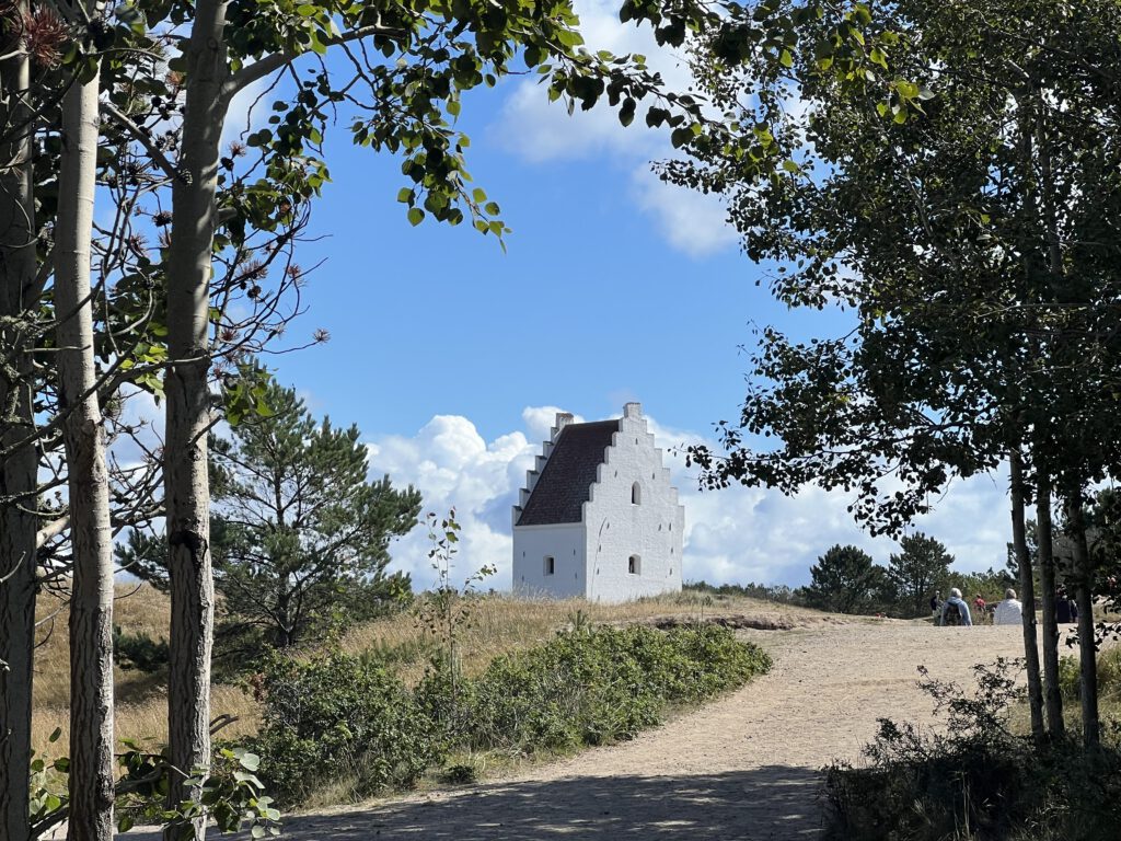 Den Tilsandede Kirke mit Bäumen