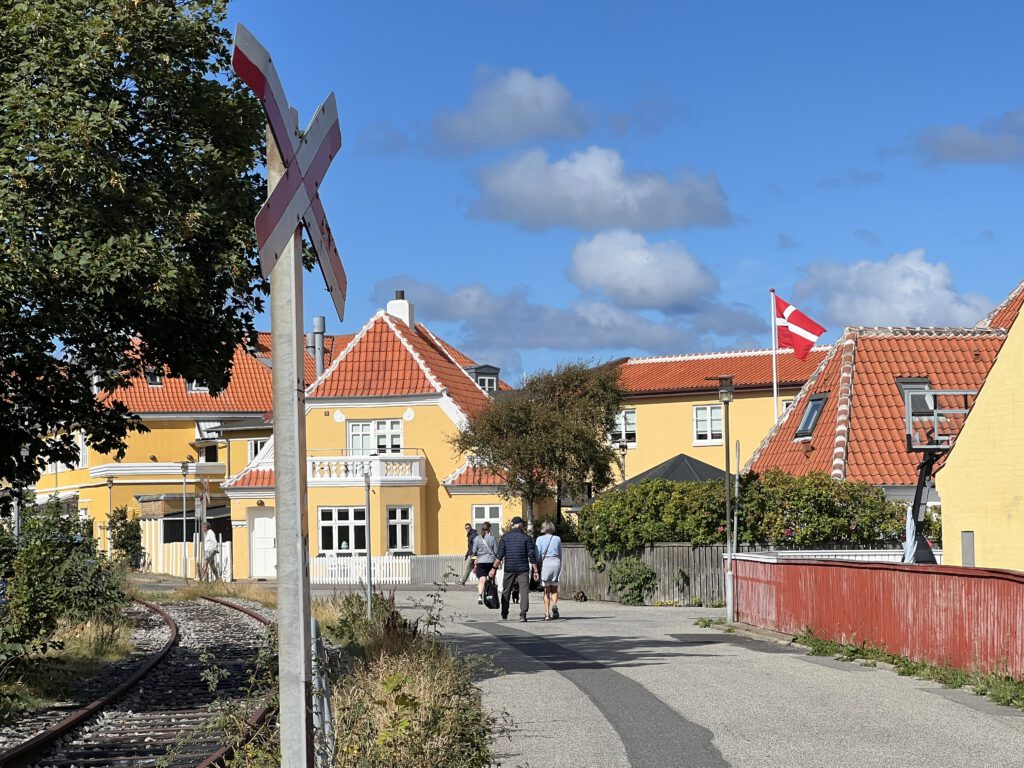 Altstadt Skagen mit Bahnübergang