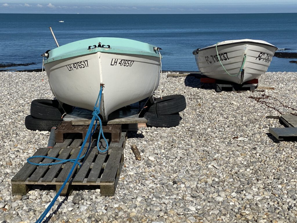 Boote am Strand von Yport