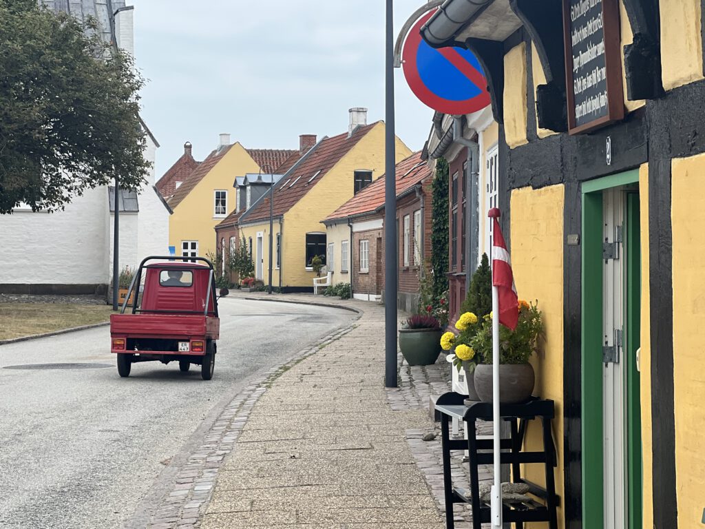gelbe Häuser in Sæby mit TukTuk