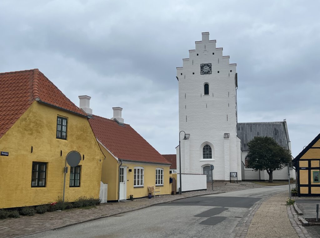 Kirche und gelbe Häuser in Sæby