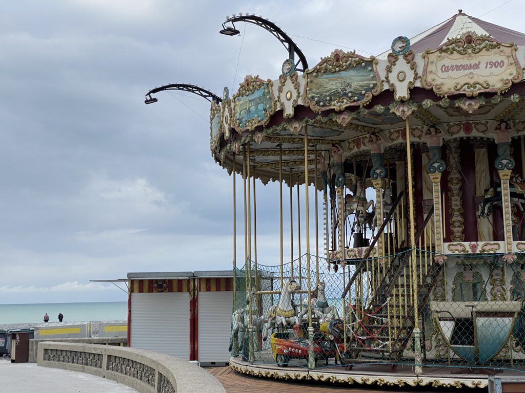 Karussell am Strand von Le Treport
