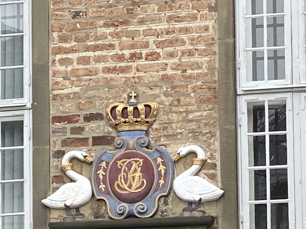 Schwäne Außenfassade Jens Bangs Stenhus