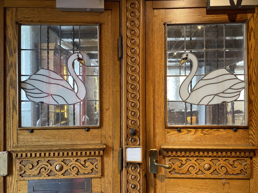 Glas-Schwäne in der Tür der Schwanenapotheke Aalborg