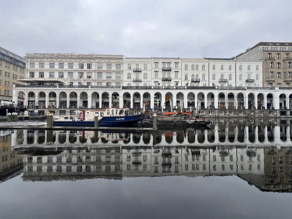 Alsterarkaden mit Spiegelung