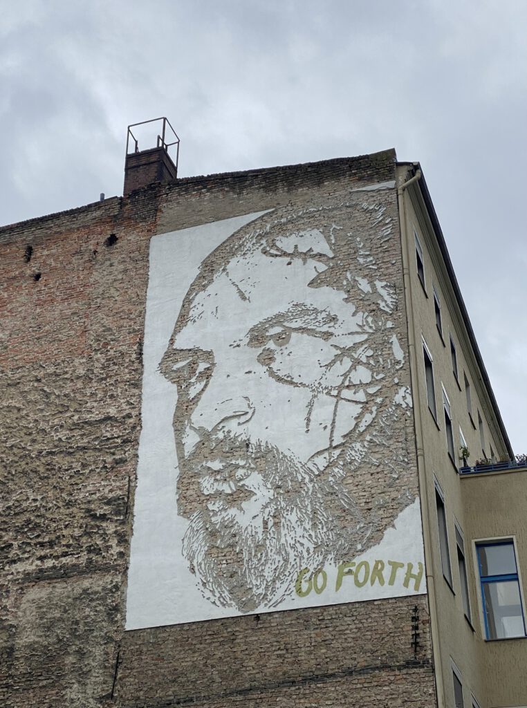 Street Art von Vhils in der Potsdamer Strasse