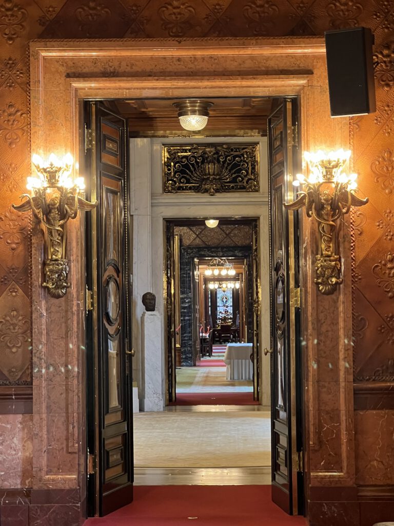 durch die Säle des Hamburger Rathauses