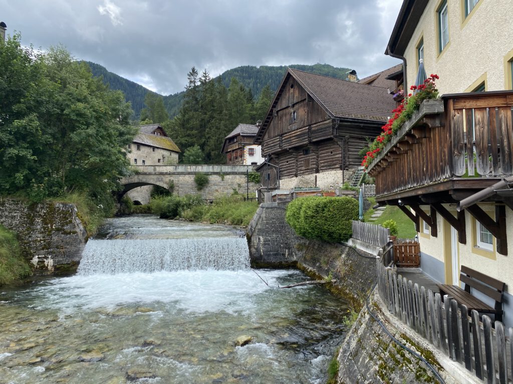 Brückenkeusche in Mauterndorf mit Fluß Taurach