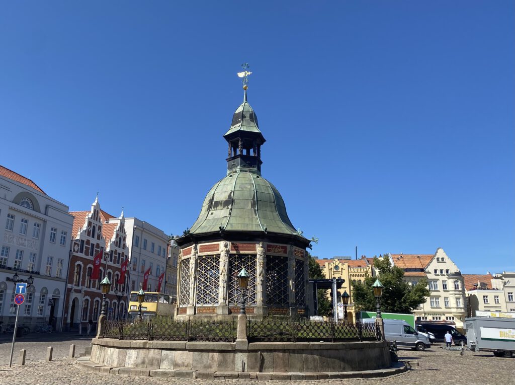 Marktplatz Wismar mit Wasserkunst