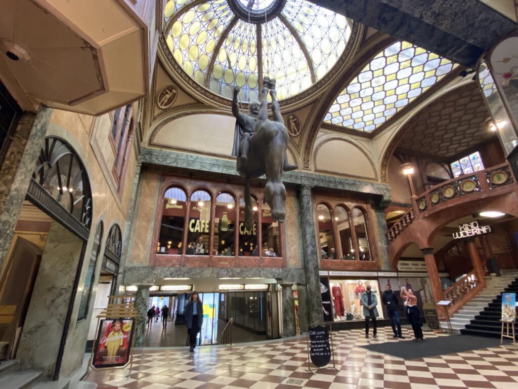 Lucerna Passage Prag mit Černýs Wenzel und Kino