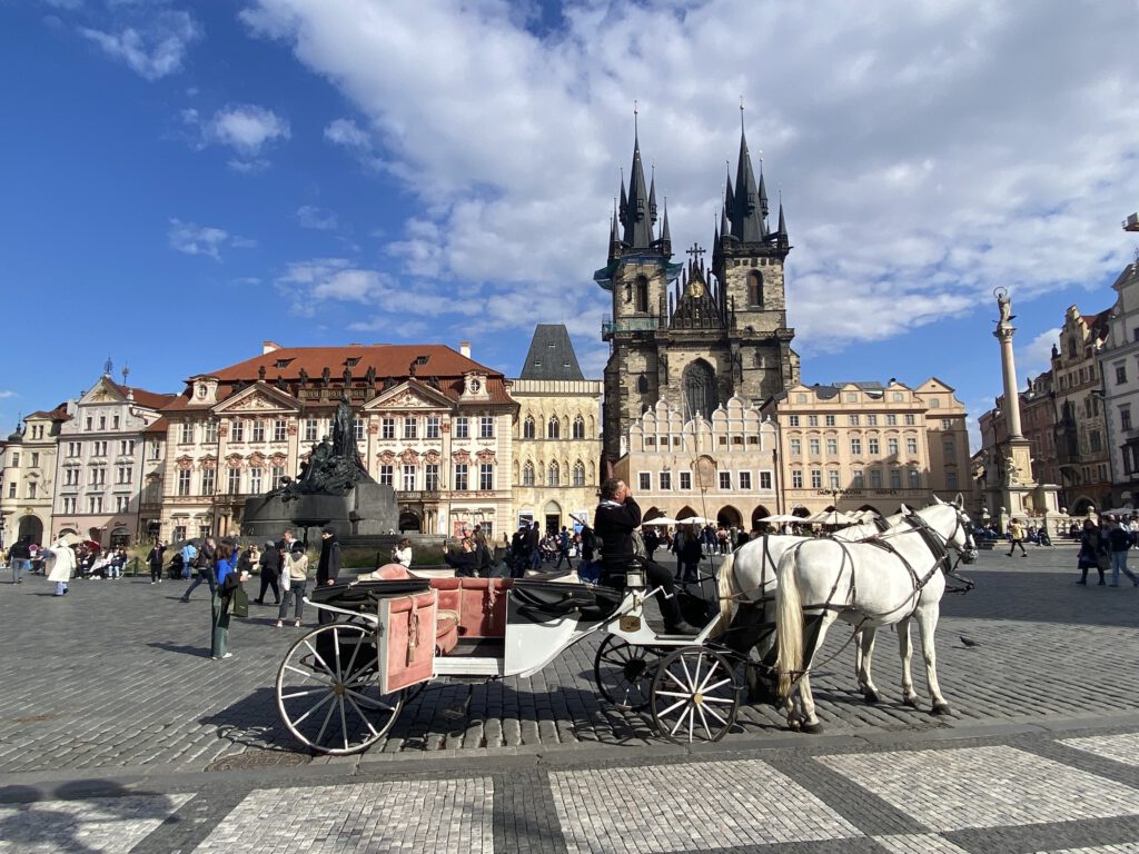 Altstädter Ring mit Teynkirche und Pferdekutsche