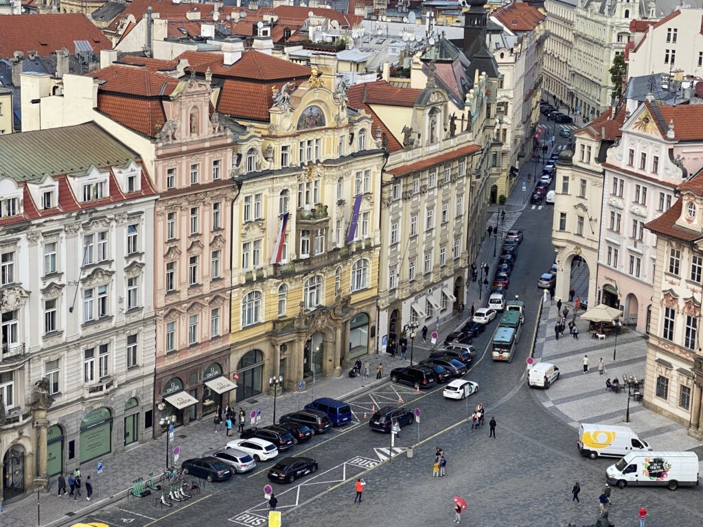 Aussicht vom Rathausturm auf bunte Häuser in Prag