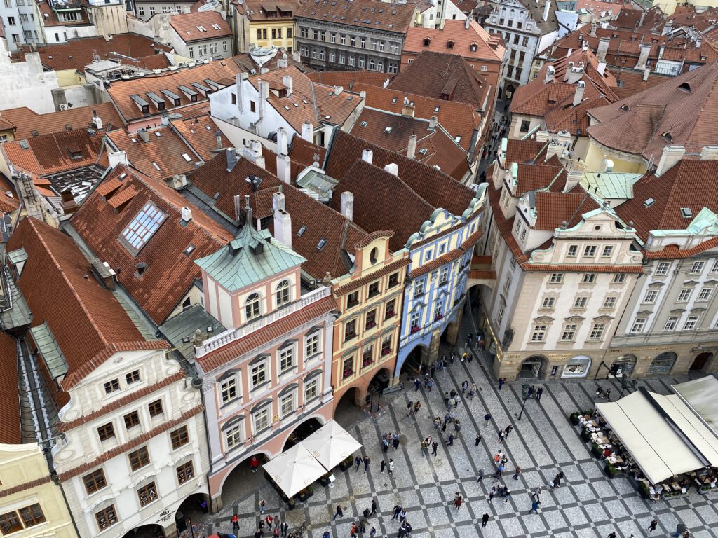 Aussicht vom Rathausturm auf bunte Häuser in Prag