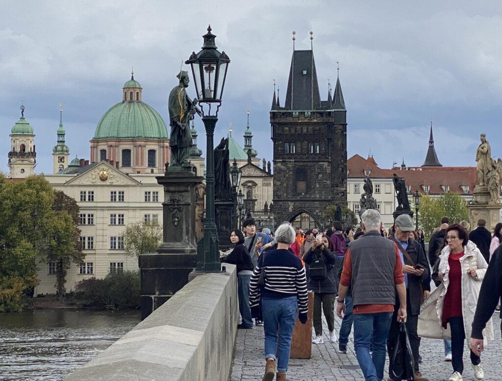 Karlsbrücke mit vielen Menschen