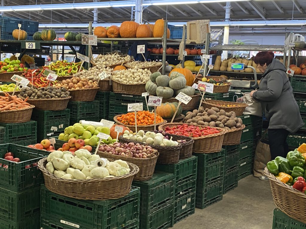 Obst und Gemüse in Markthalle 22 Holešovická Tržnice Market