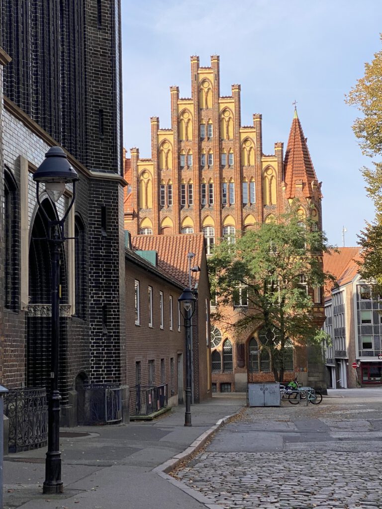 neben St Marienkirche Lübeck
