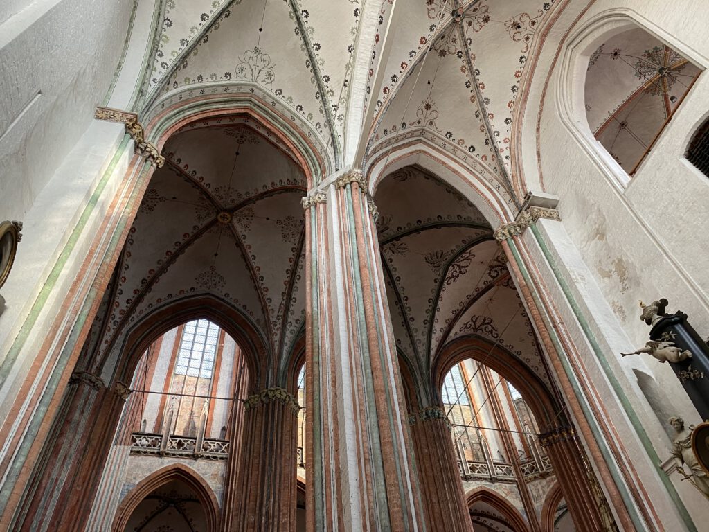 im Inneren der St. Marienkirche Lübeck
