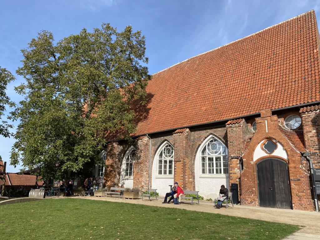 Burgkloster Innenhof mit Bänken