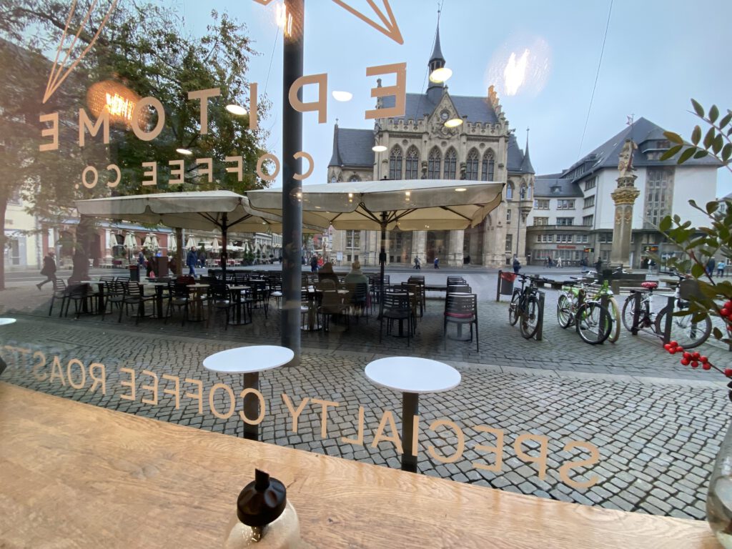 Erfurter Rathaus aus einem Café heraus