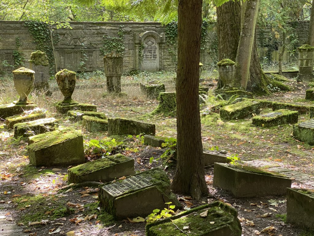 liegende Gräber auf dem jüdischen Friedhof Weißensee