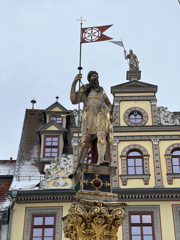 Römer Figur vor dem Erfurter Rathaus