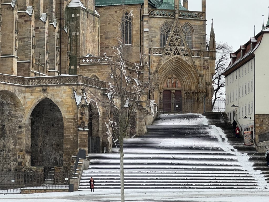 Treppe zum Erfurter Dom mit Schnee