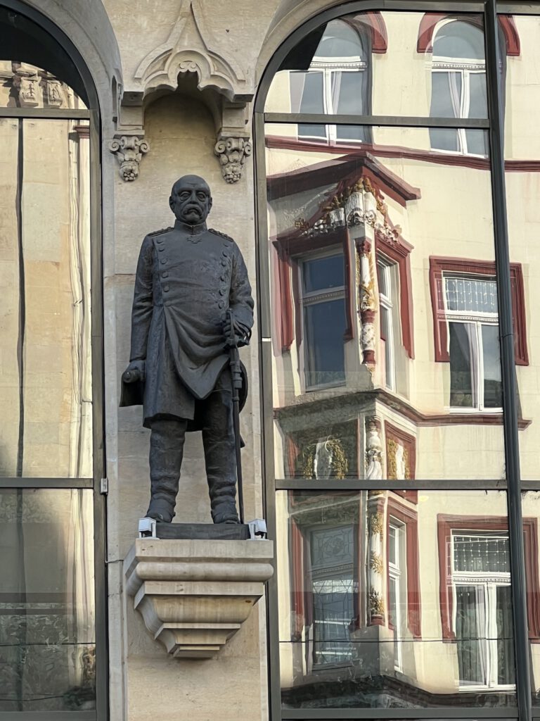 Bismarck Figur am Bismarck-Haus
