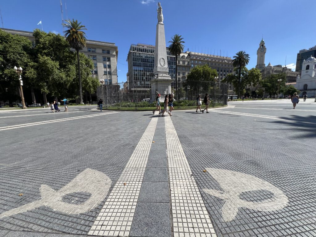 Pirámide de Mayo mit Kopftuch Mosaik der Mütter der Plaza de Mayo