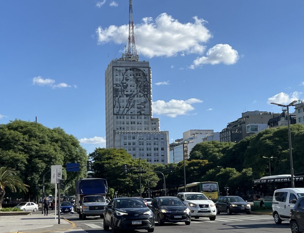 Hochhaus mit Evita