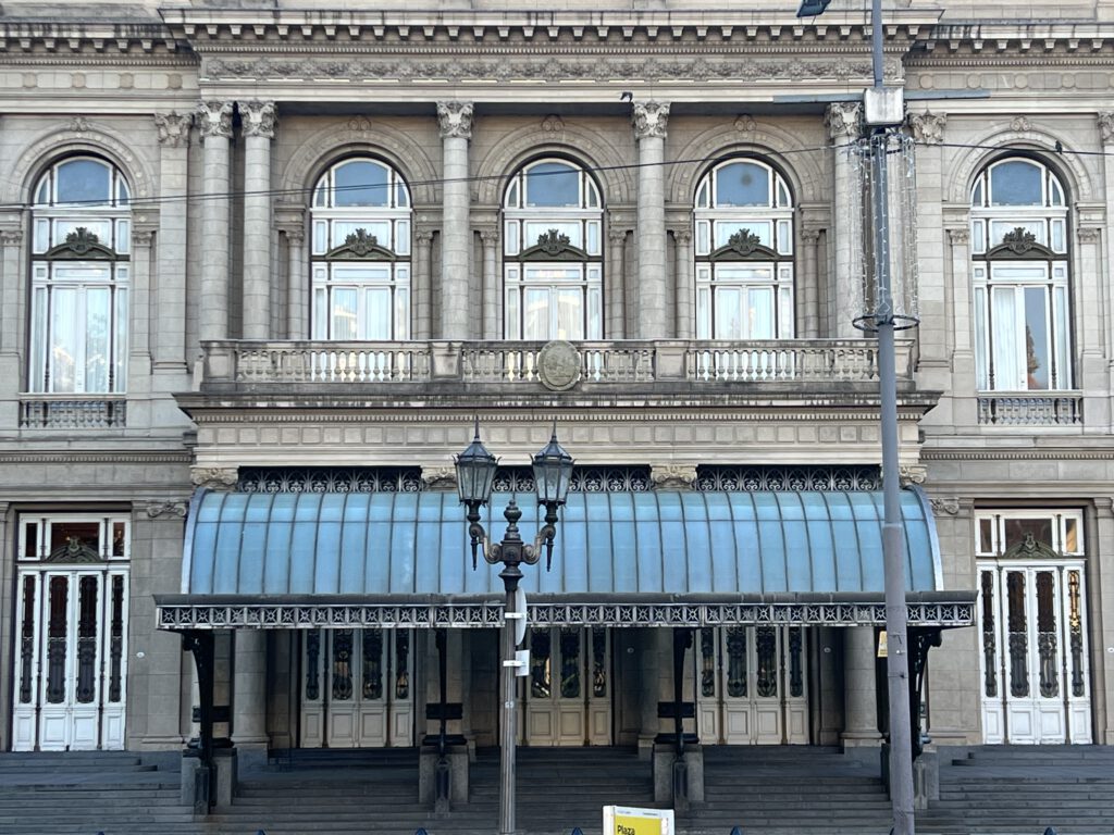 Eingang vom Teatro Colón