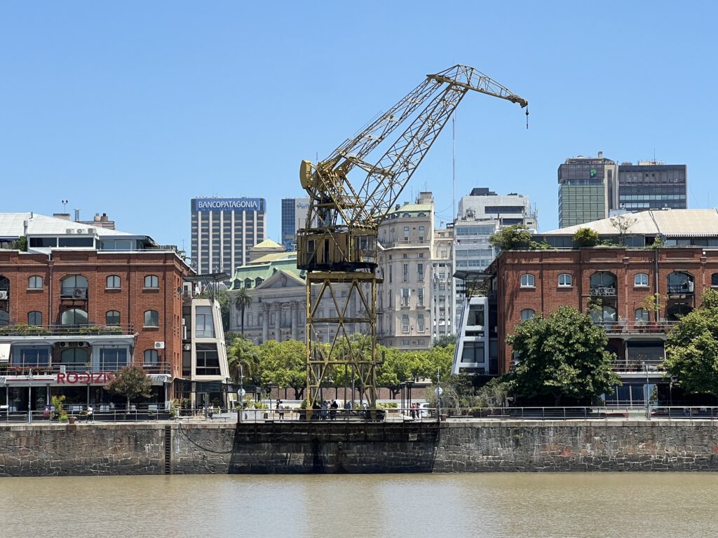 Kran und alte Hafengebäude am Hafen von Buenos Aires