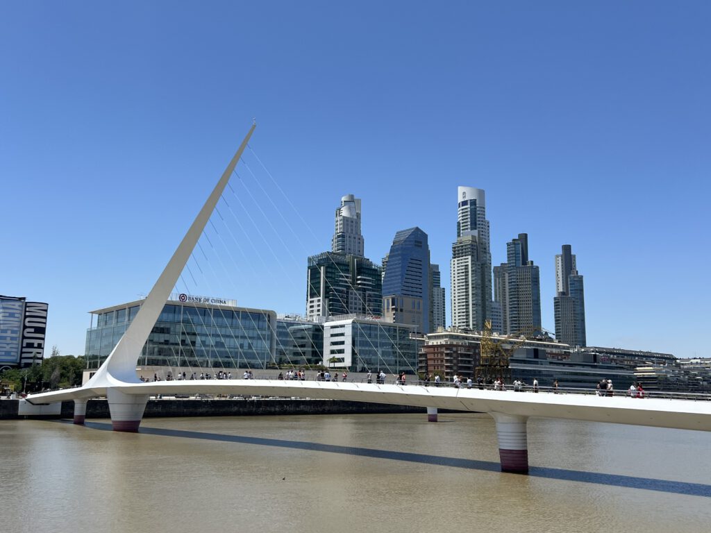 Puente de la Mujer mit Blick auf die Wolkenkratzer von Puerto Madero