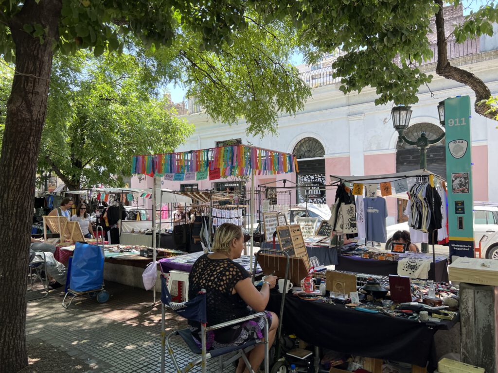 Marktstände auf der  Plaza Dorrego