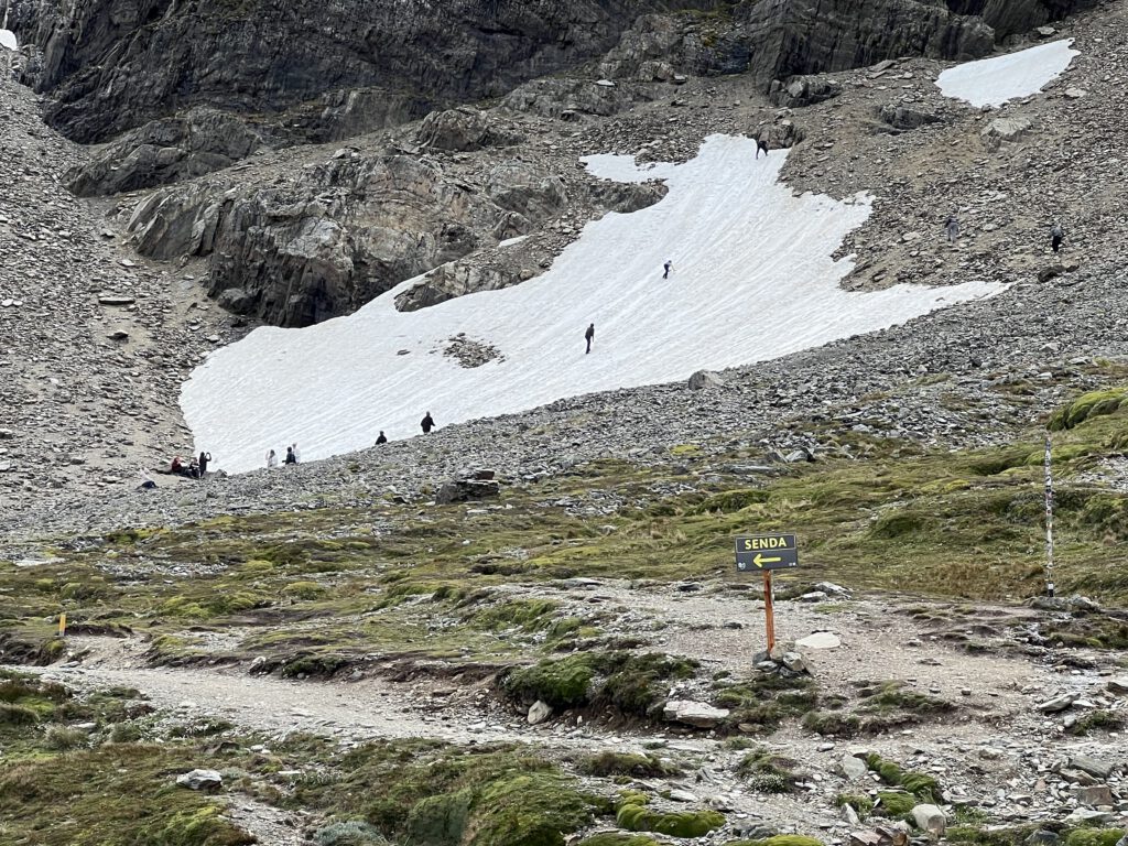 Wanderung zum Gletscher Martial mit Schneefeld