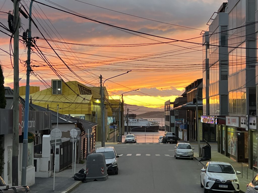 Sonnenaufgang in den Straßen von Ushuaia