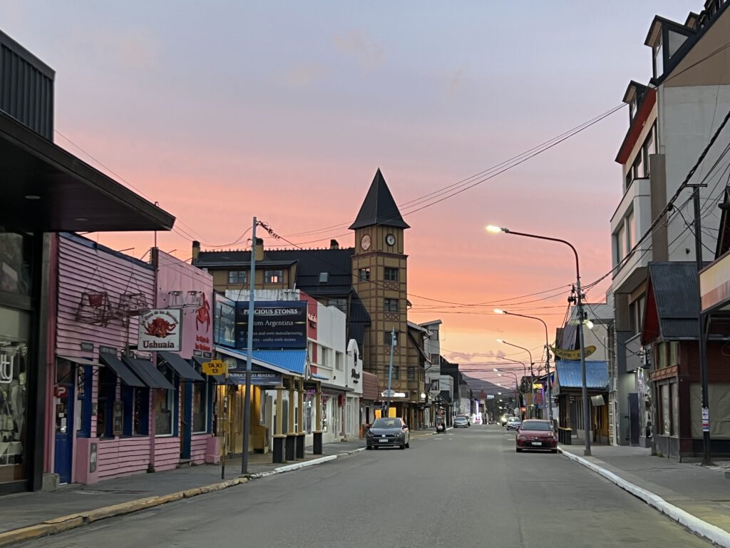 Sonnenaufgang in der Avenida San Martín von Ushuaia