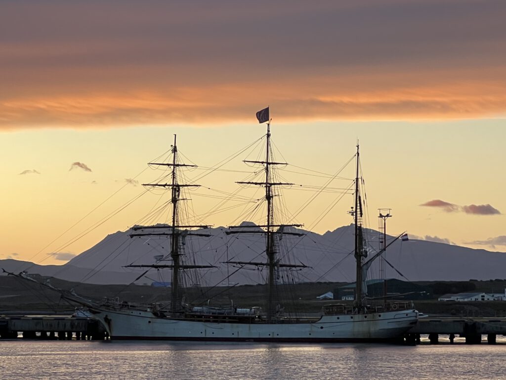 Segelschiff im Hafen von Ushuaia bei Sonnenaufgang 